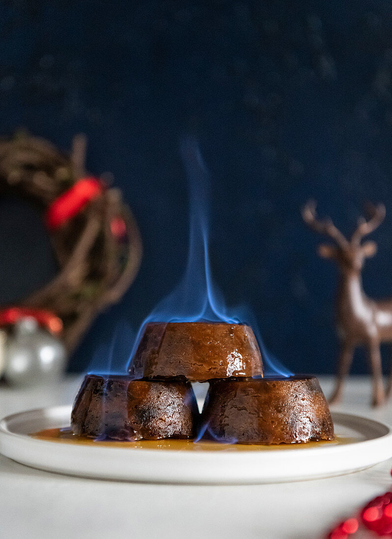 Kleine Christmas Puddings flambieren