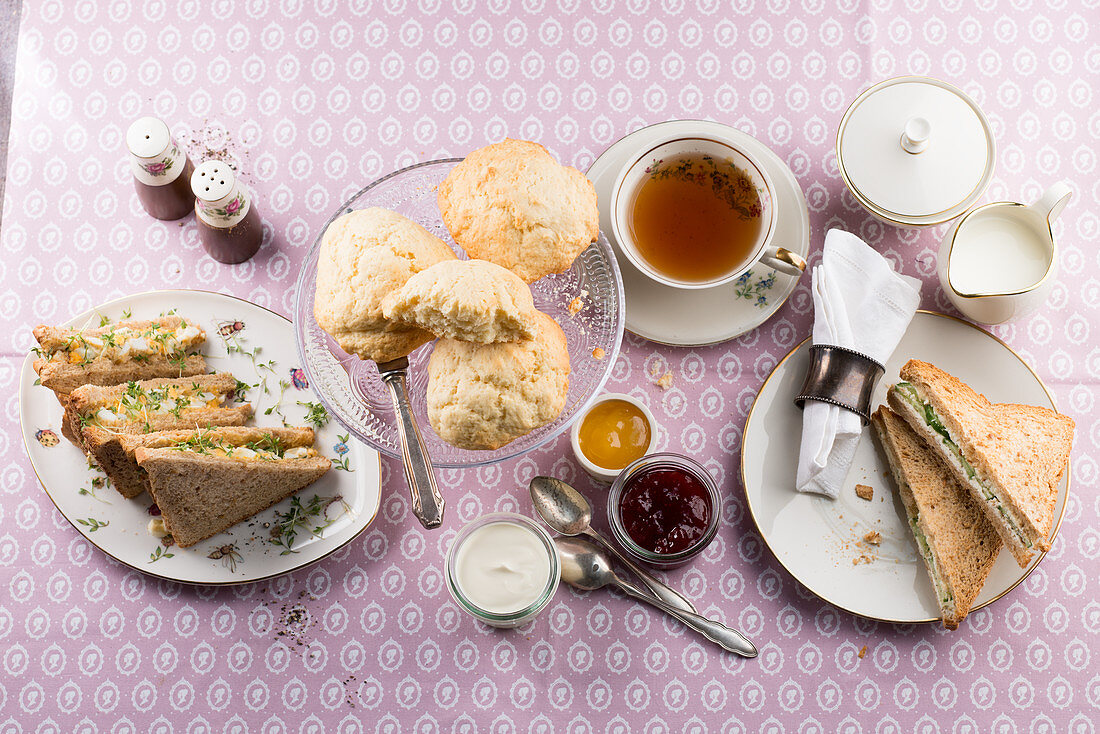 Teatime mit Sandwiches und Scones