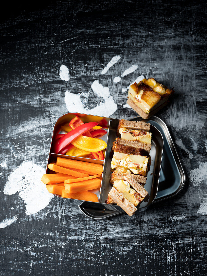 Lunchbox mit Frittatasandwich und Rohkost