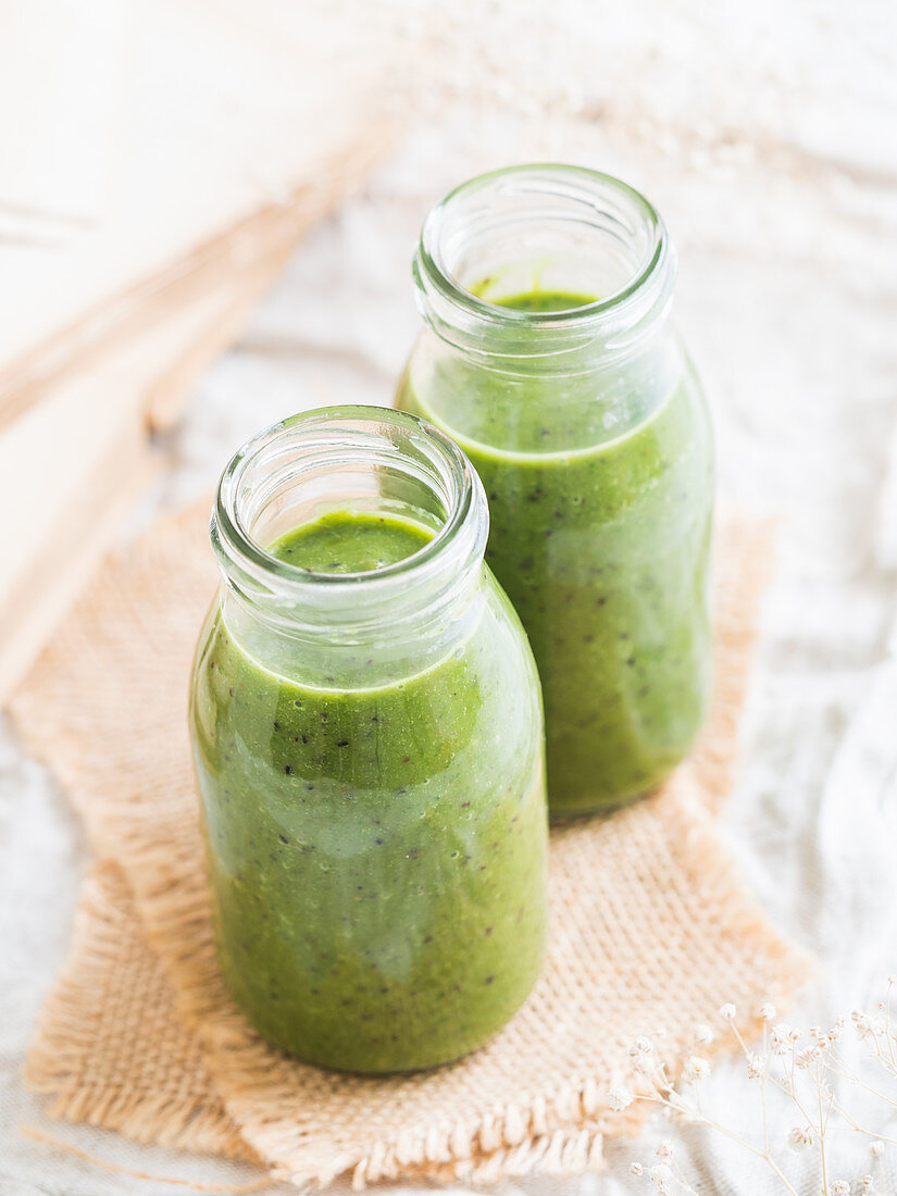 Green brain smoothie with kale, avocado and blueberries