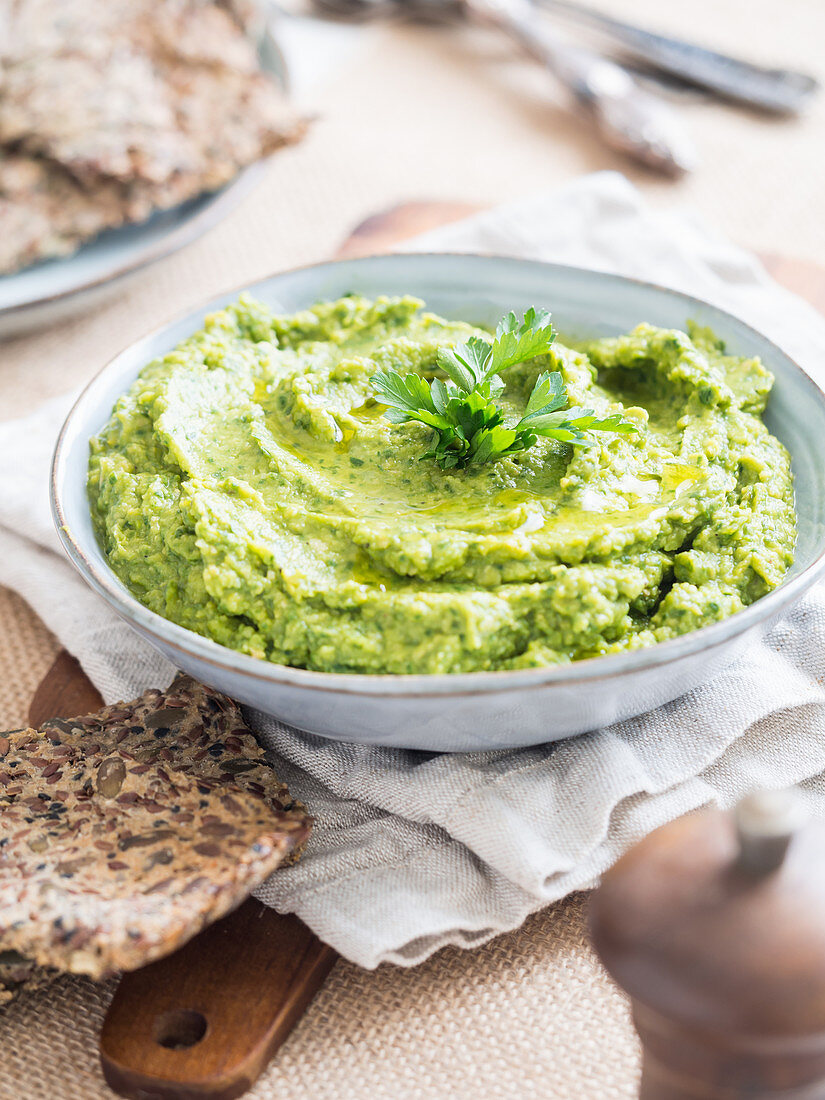 Grüner Spinat-Hummus als Dip mit Crackern