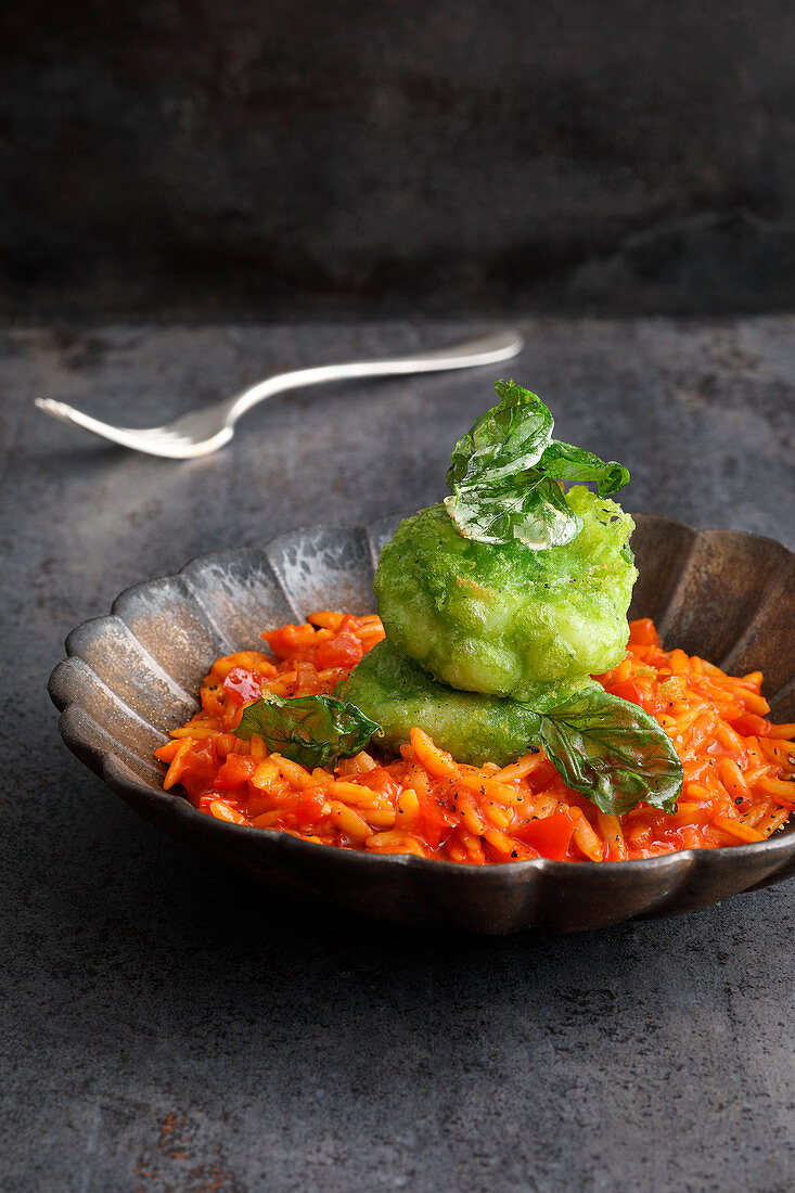 Gekräuterter Seeteufel auf Tomaten-Pastasotto