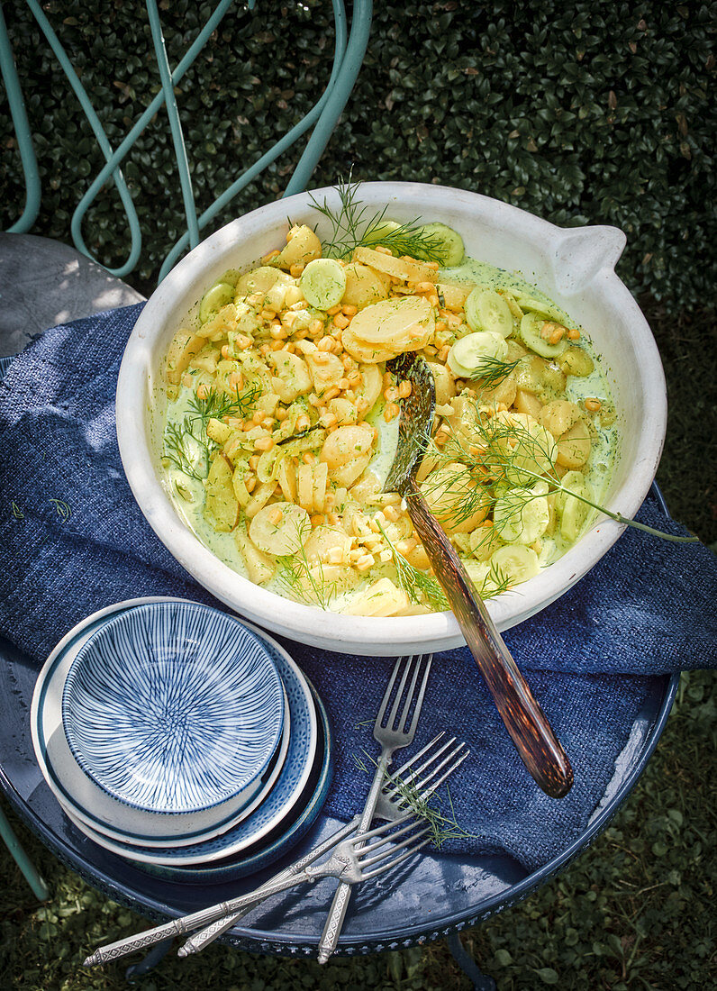 Kartoffelsalat mit Gurke und Buttermilchdressing