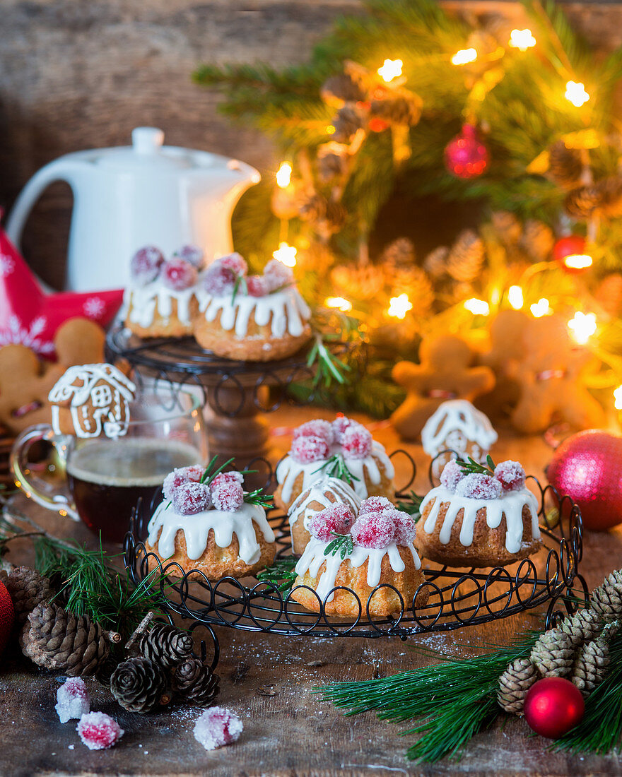 Mini gingerbread cakes with icing and cranberries
