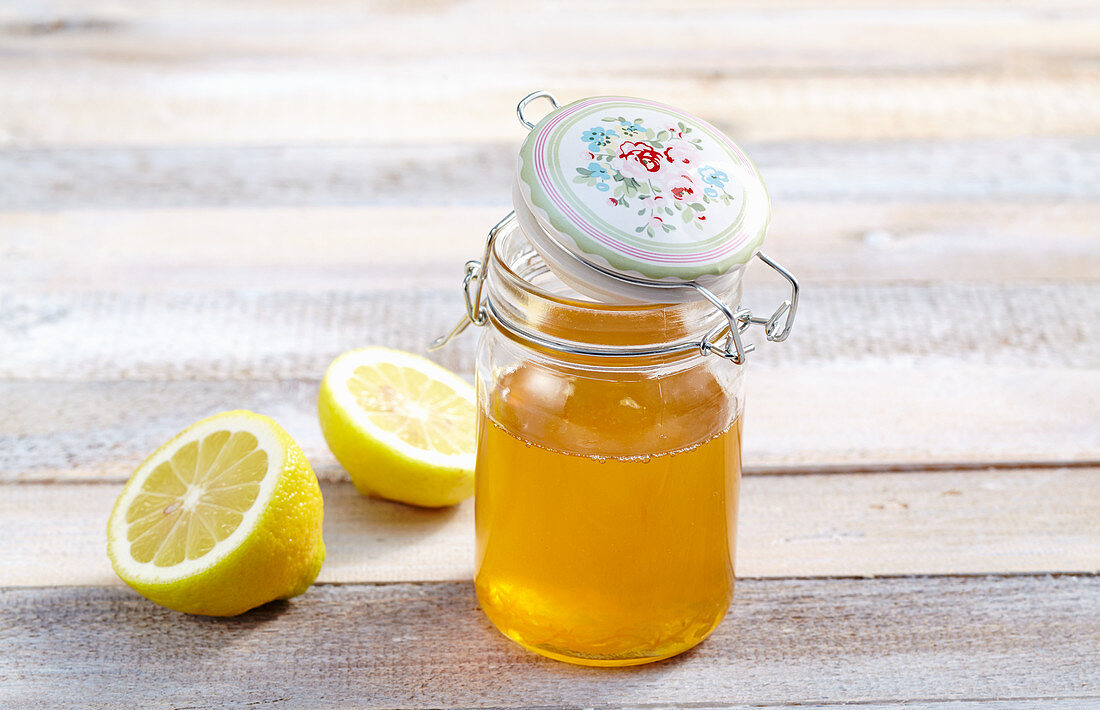Sirup aus Zitronen mit Honig im Einmachglas
