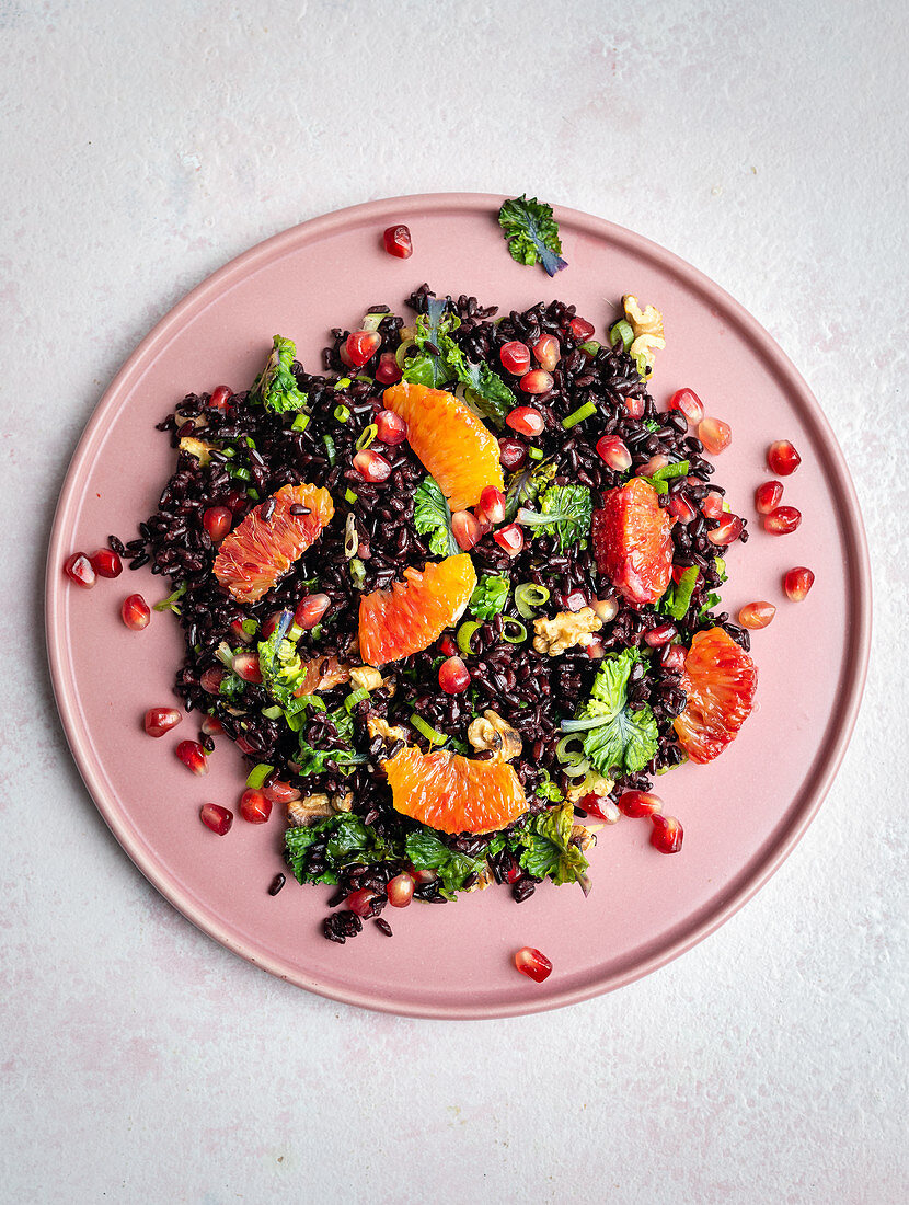 Schwarzer Reissalat mit Blutorangen und Granatapfelkernen (vegan)