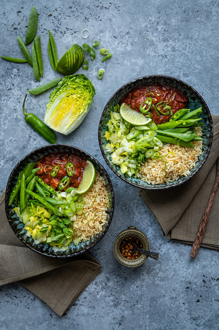 Vegane Chilli Bowls mit Jackfruit, Reis und Gemüse