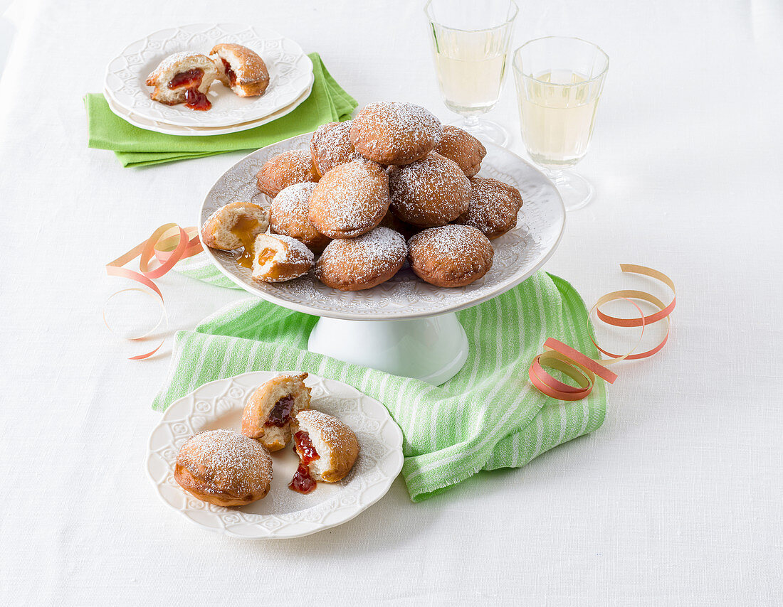 Minikrapfen mit verschiedenen Marmeladefüllungen