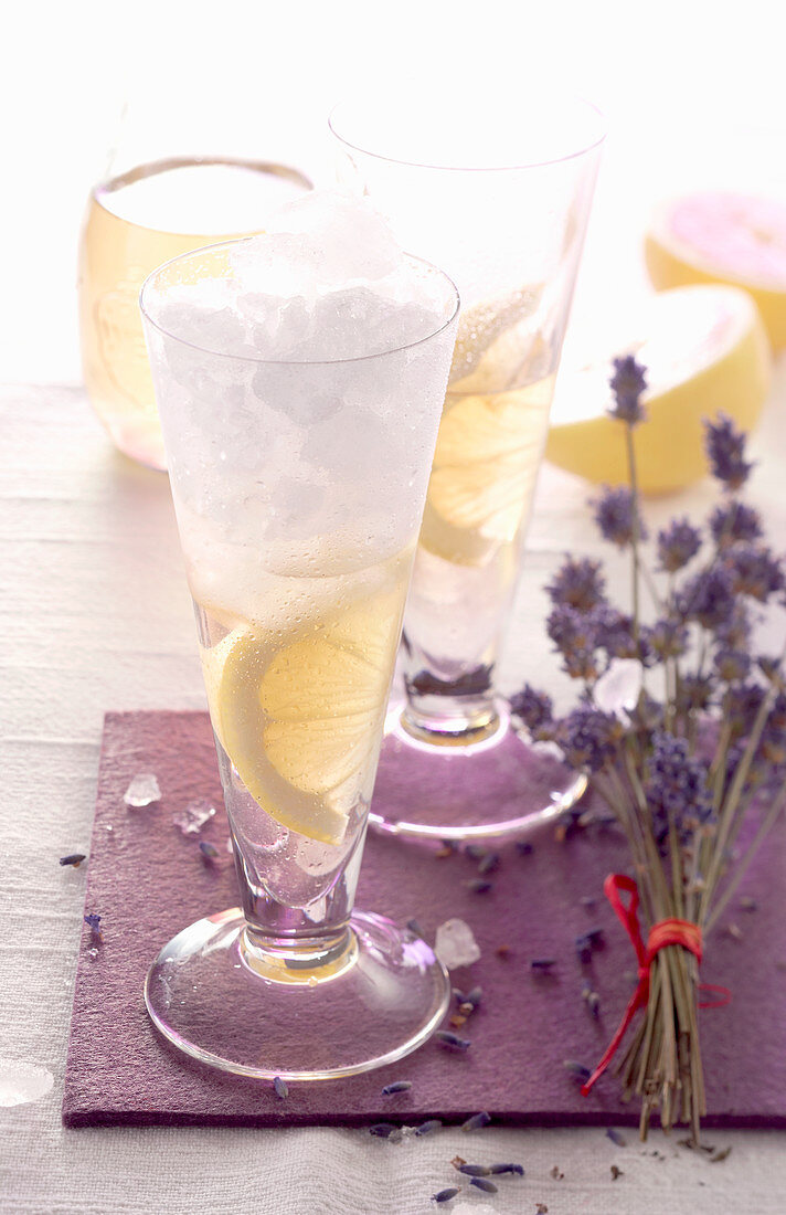 Lavendel-Limoncello mit frischer Zitrone und Weingeist