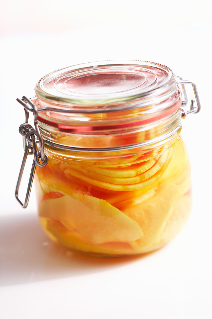 In Rum eingelegte Papaya und Likör mit Honig im Glas