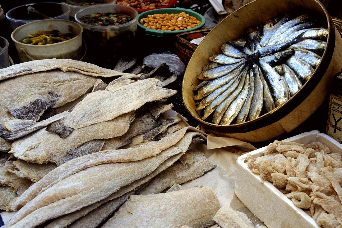 Marktstand mit geräucherten Sardinen & Stockfisch