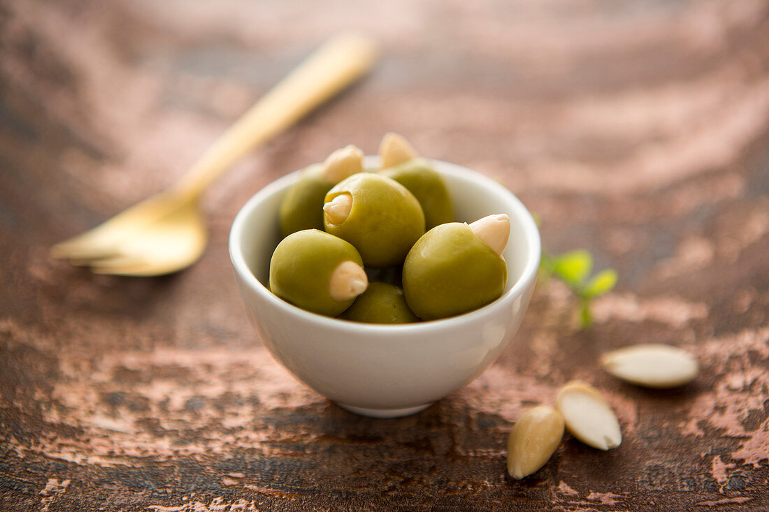 Grüne Oliven gefüllt mit Mandeln im Schälchen