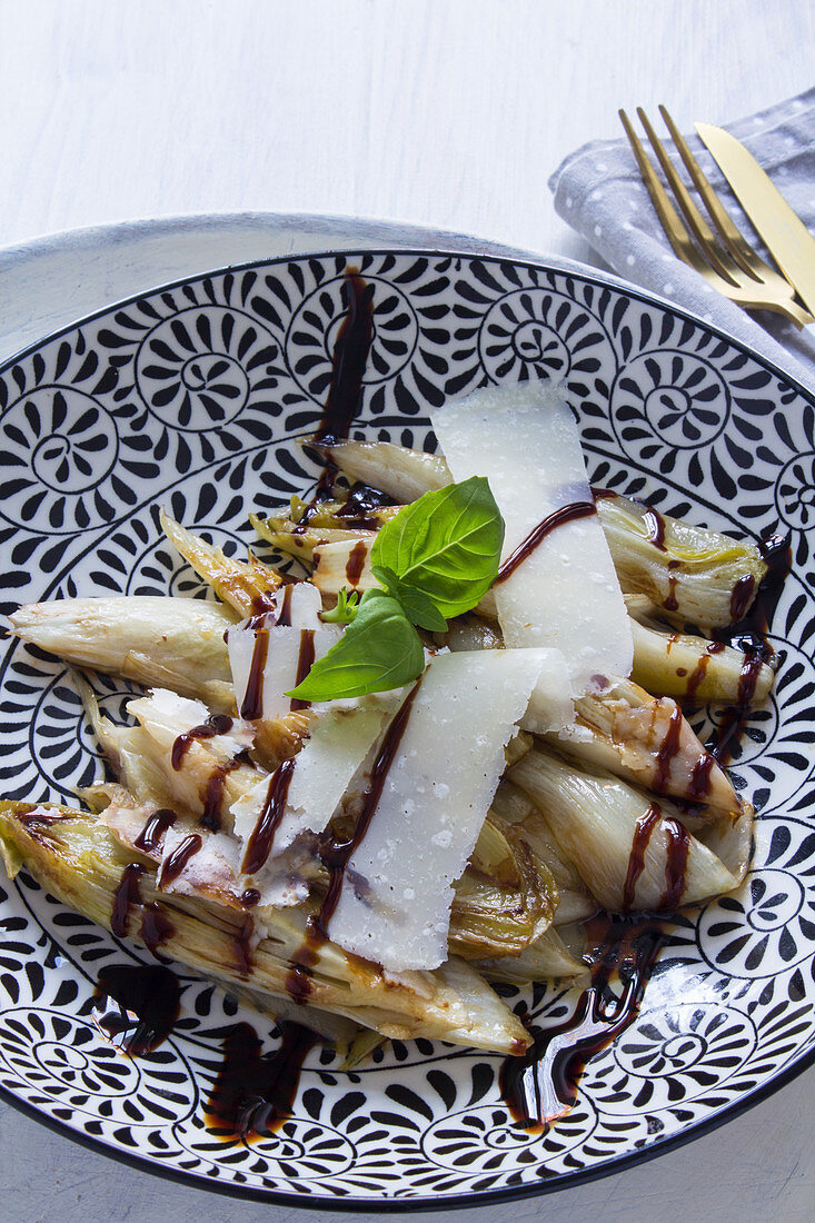 Gebratener Chicorée mit Aceto Balsamico und Parmesanspänen