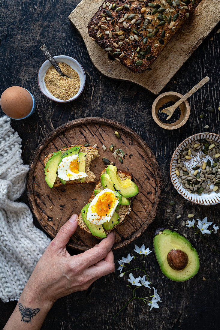 Gesundes Frühstücksbrot mit Avocado und Ei