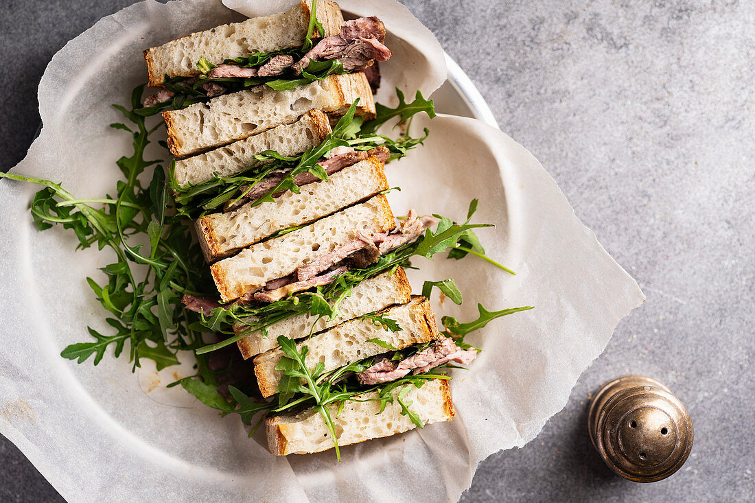 Sandwich mit Roastbeef, Rucola und Senf (Aufsicht)