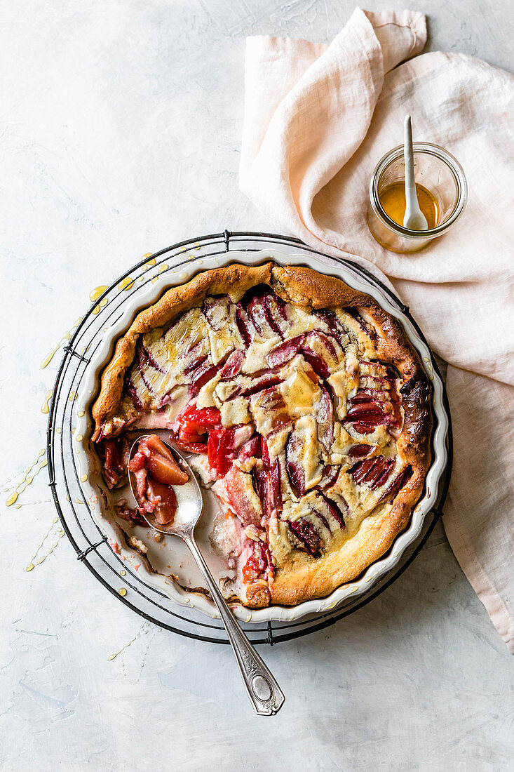 Baked plum pudding with honey