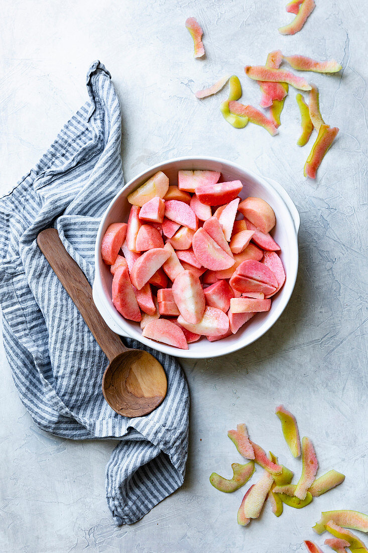 Rosa Äpfel, geschält und in Spalten geschnitten in Porzellanschale