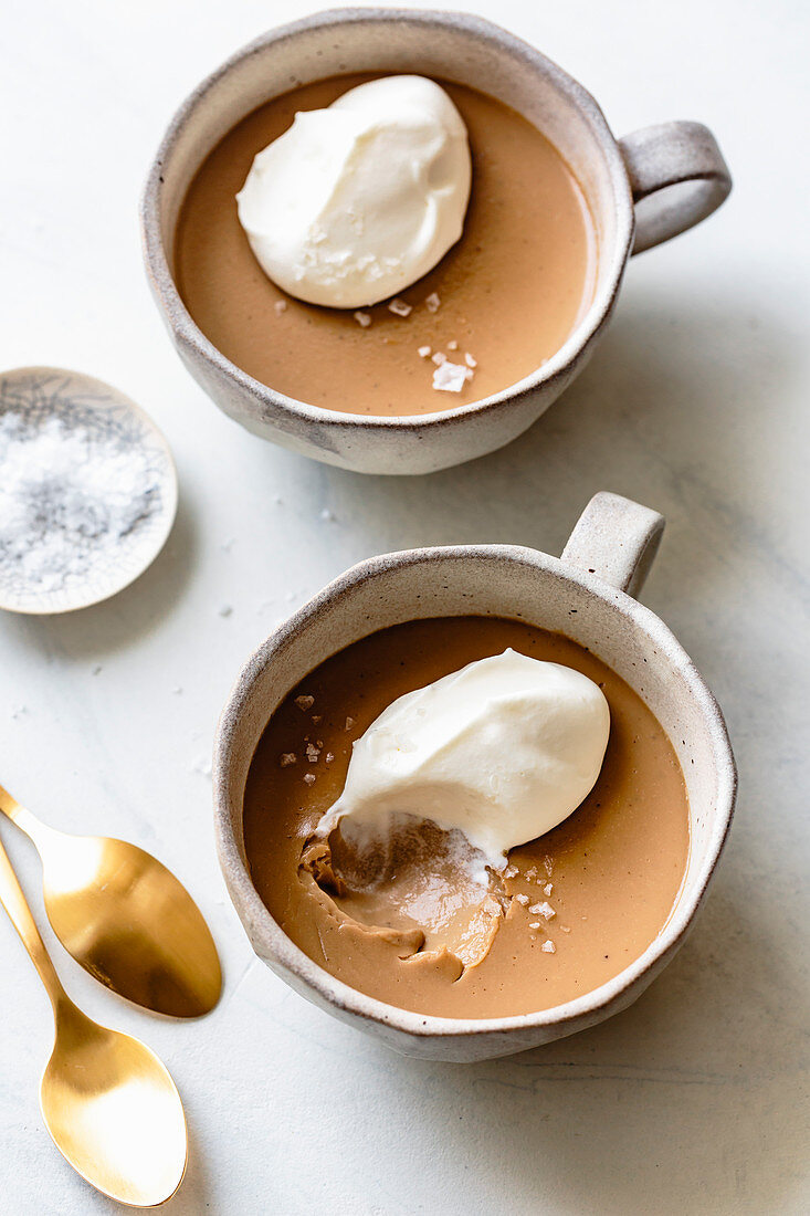 Butterscotch Pudding mit Sahne serviert in Tassen