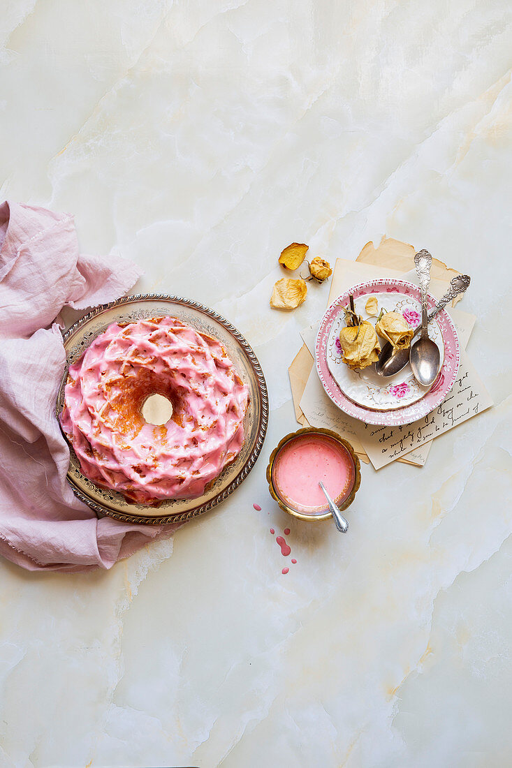 Orangen-Kranzkuchen mit rosa Blutorangenglasur
