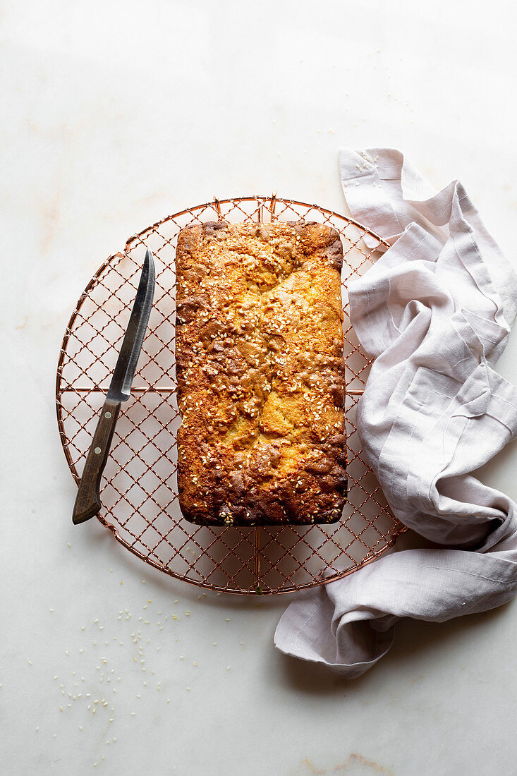 Kastenkuchen mit Sesam-Halva auf Abkühlgitter