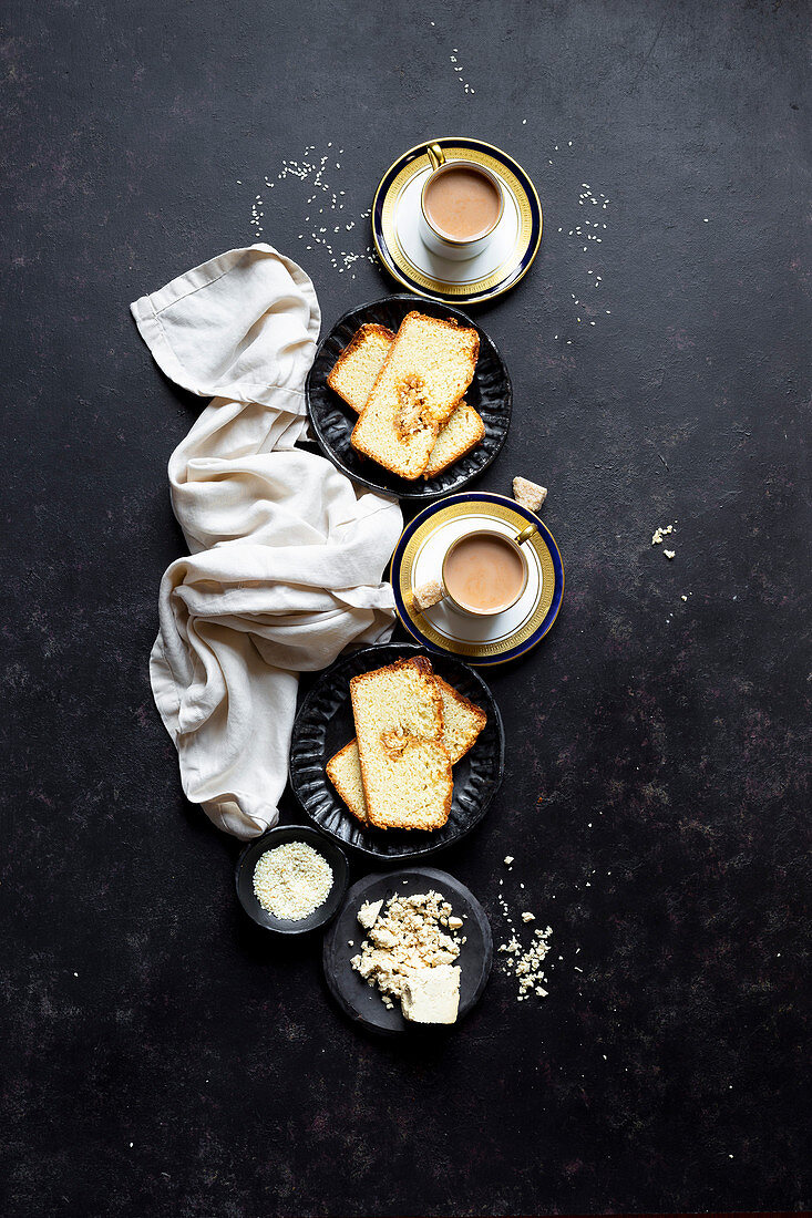 Mehrere Stücke Kastenkuchen mit Sesam-Halva zum Chai Latte