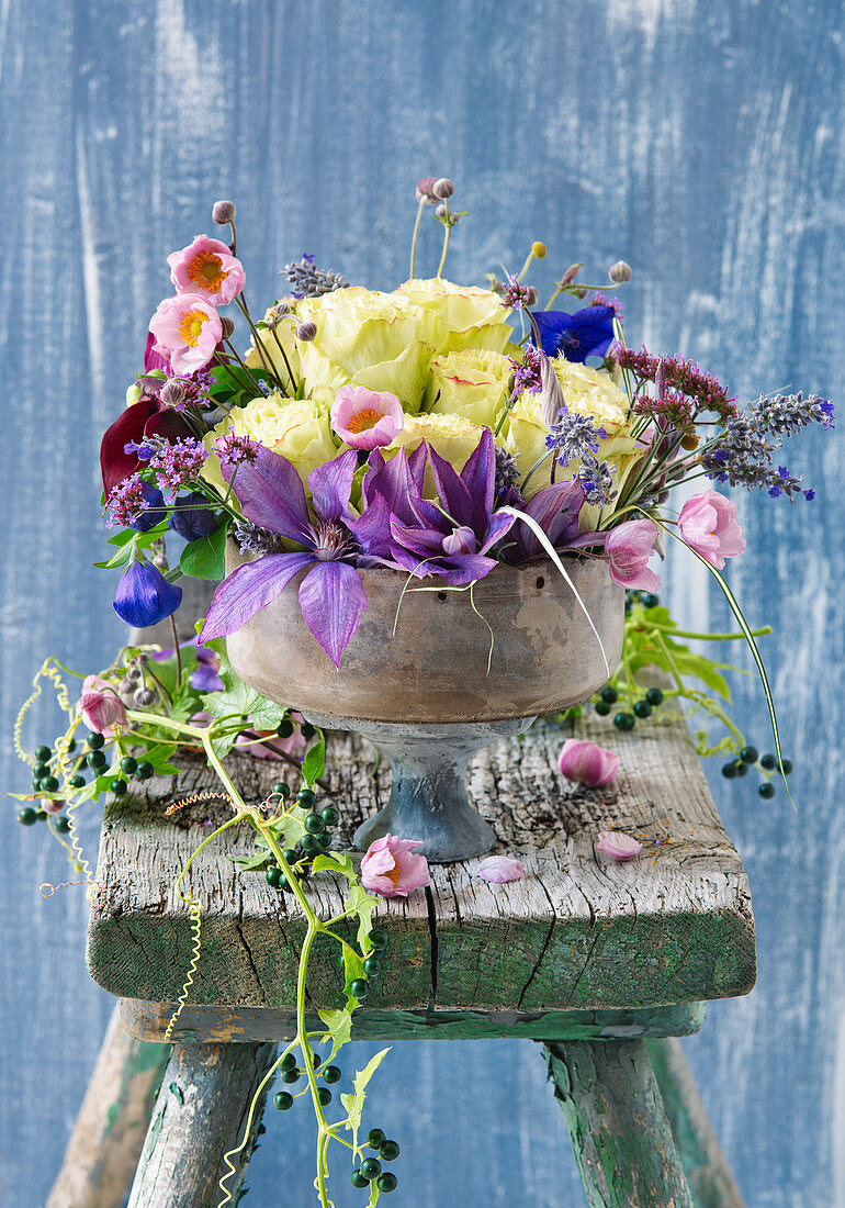 Blumenschale mit Clematis, Rosen und Herbstanemonen