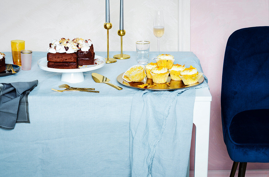 Rocky Road Cake mit Milchschokoladen-Ganache und Karotten-Cupcakes mit Frischkäsecreme