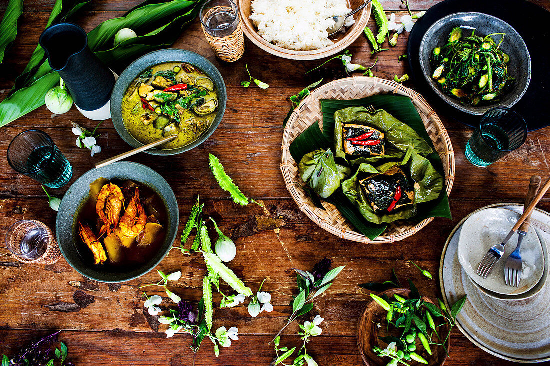 Gebratener Schwammkürbis mit Ranken, Hor Mok, Reis, Grünes Hähnchencurry, Fischcurry mit Orangen und Reis (Thailand)