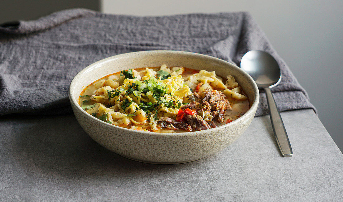 Manpar-Suppe mit Nudeln (traditionelle Suppe aus Mittelasien)