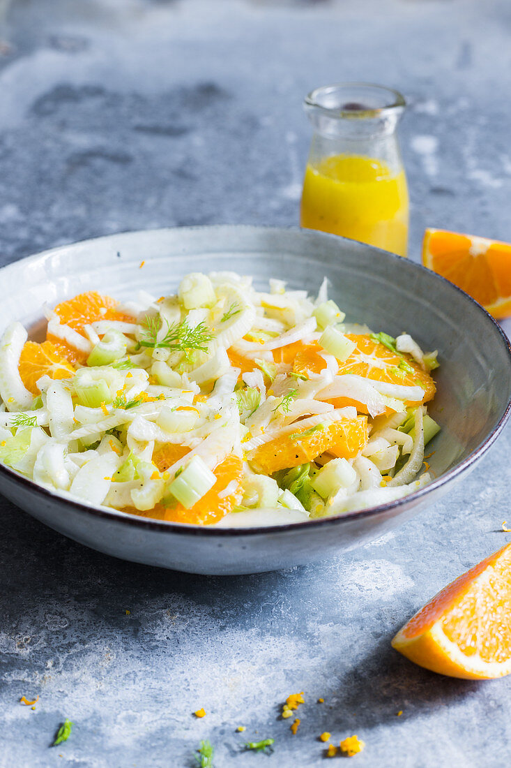 Orangen-Fenchel-Salat mit Staudensellerie und Orangenvinaigrette