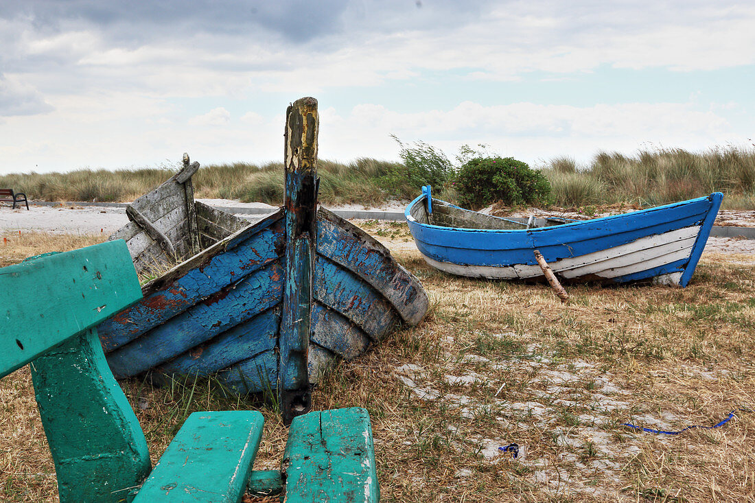 Bunte alte Boote liegen am Strand