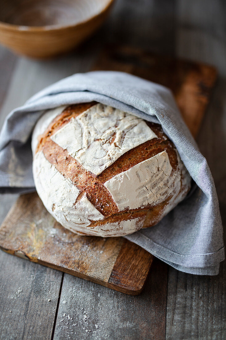 Spelt bread baked in a pot (vegan)