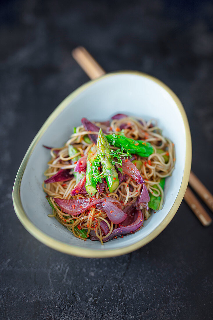 Chinesische Wantan-Nudeln mit grünem Spargel und Rotweinzwiebeln