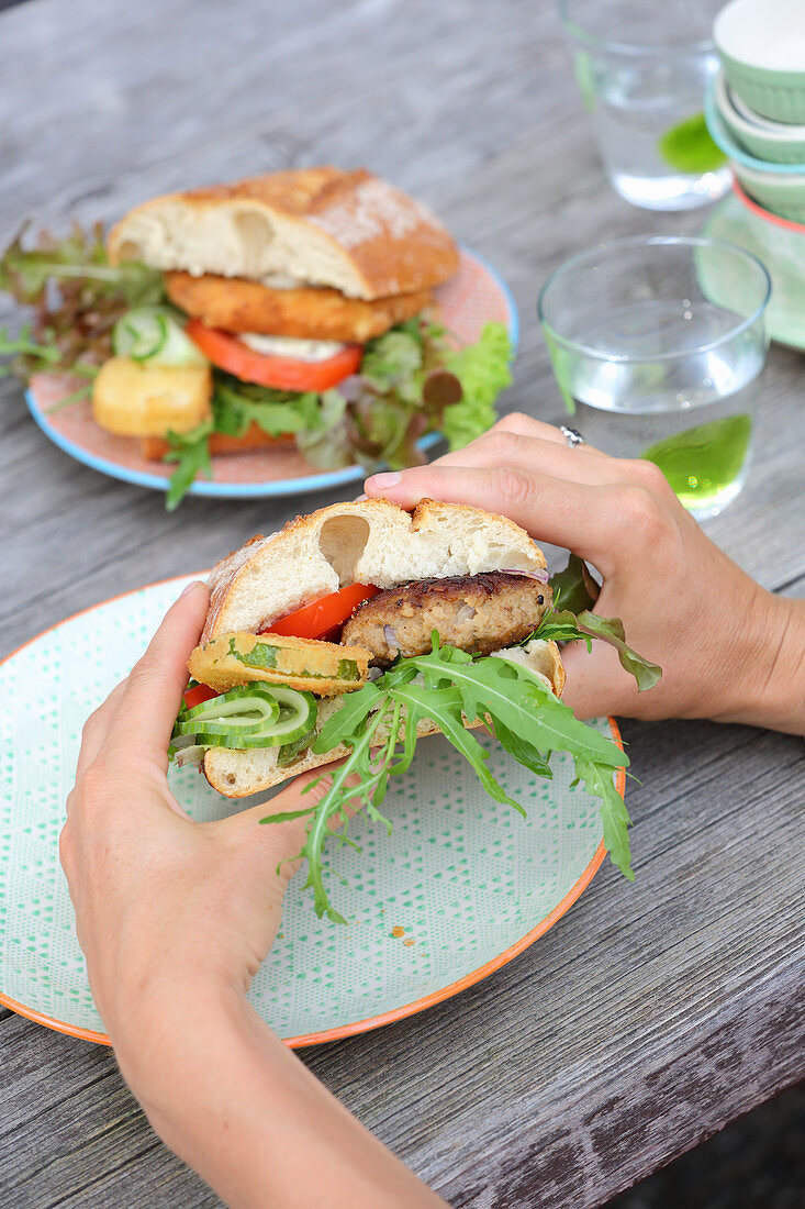 Sandwiches mit Fleischpflanzerl, Käsepflanzerl und Ziegenkäsepflanzerln