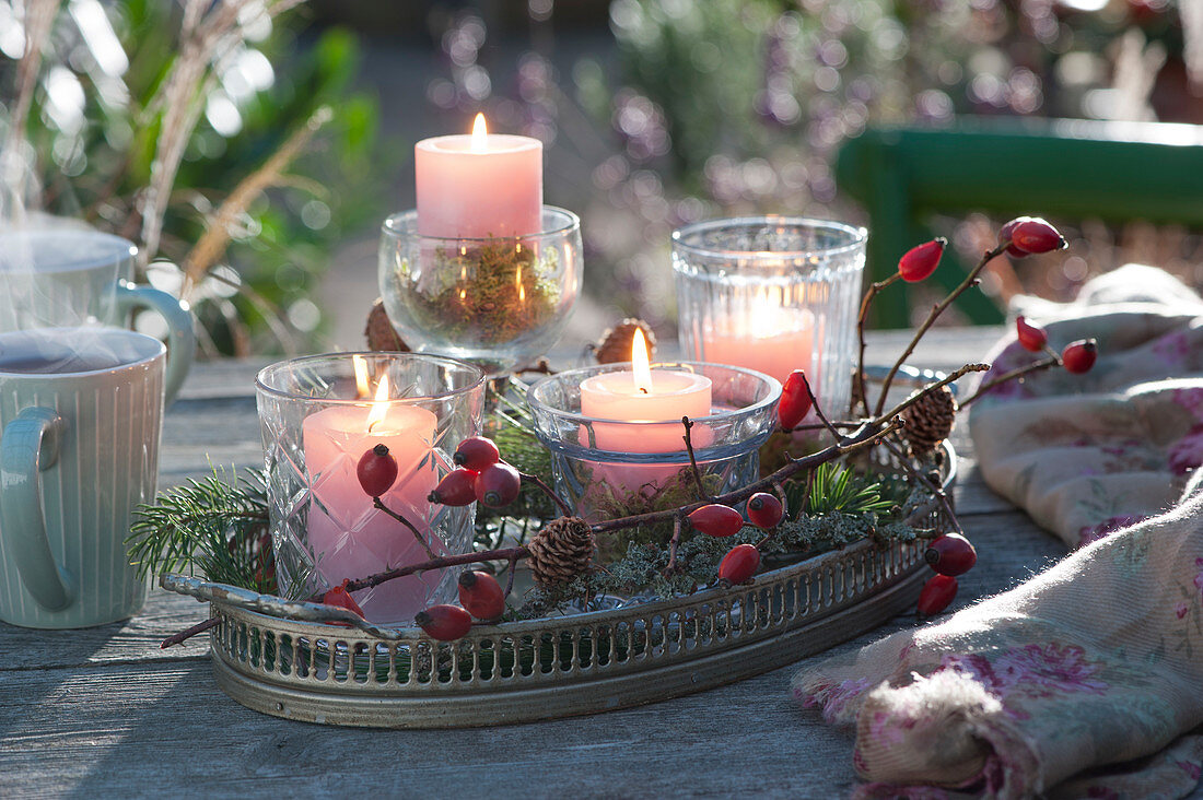 Fast advent wreath with lanterns on tray