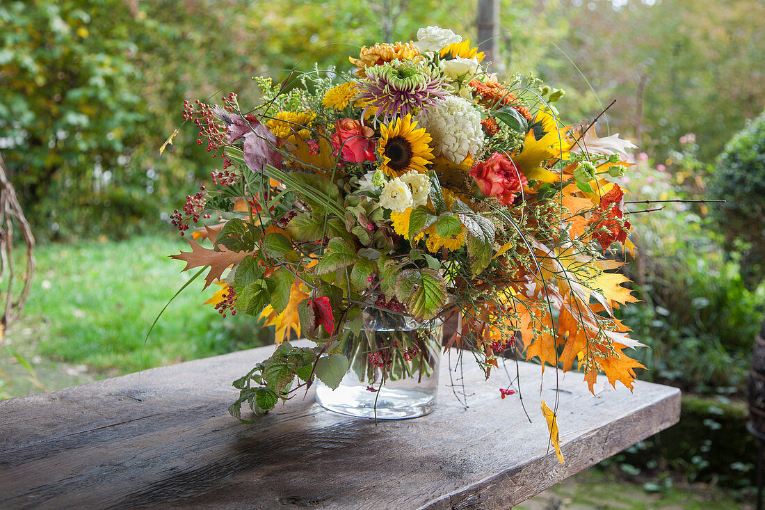 Herbststrauß mit Hortensie, Chrysanthemen, Sonnenblumen und Eichenlaub