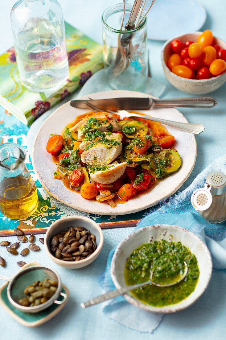 Hühnerbrust mit Gremolata auf Tomaten-Zucchinigemüse