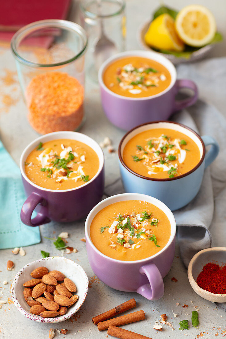 Rote Linsencremesuppe mit Süßkartoffeln und Kokosmilch