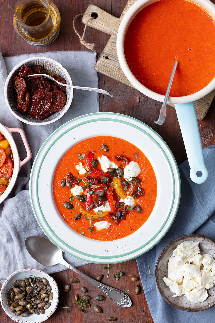 Rote Paprikacremesuppe mit Mozzarella und Kürbiskernen