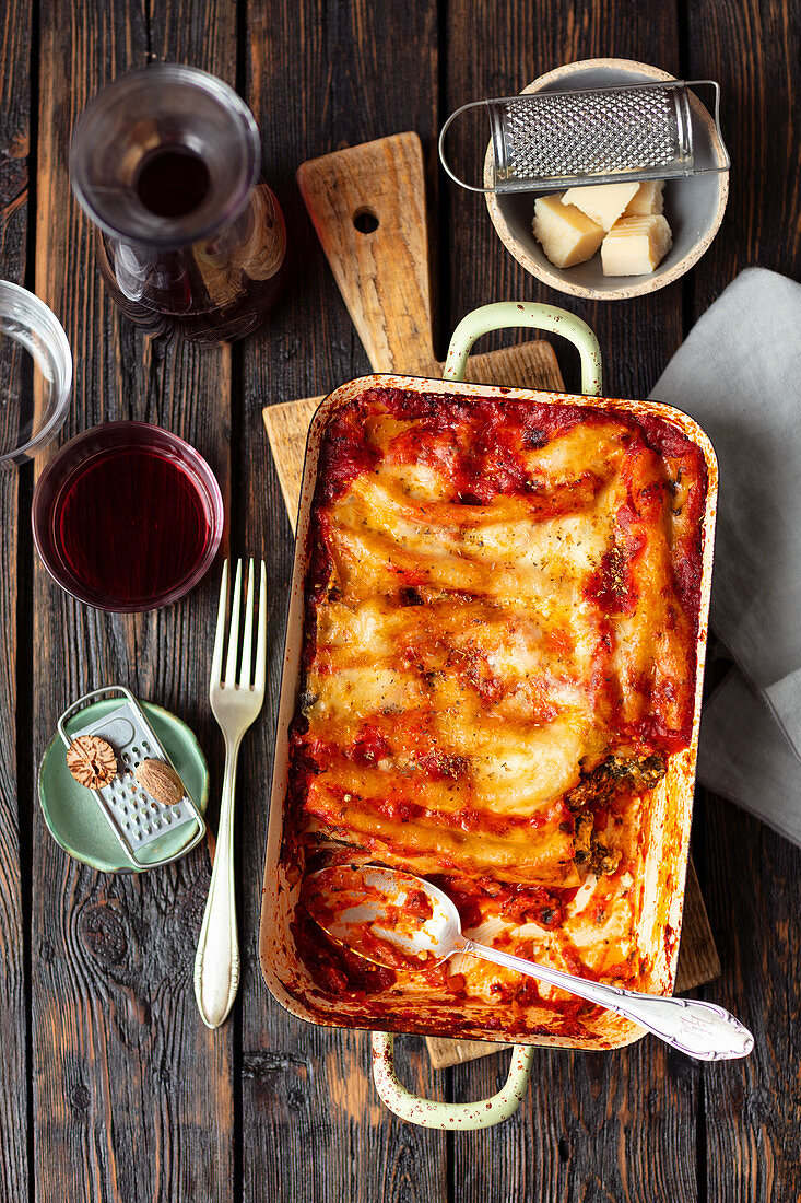 Cannelloni mit Spinat-Fetafüllung und Tomatensauce in Auflaufform