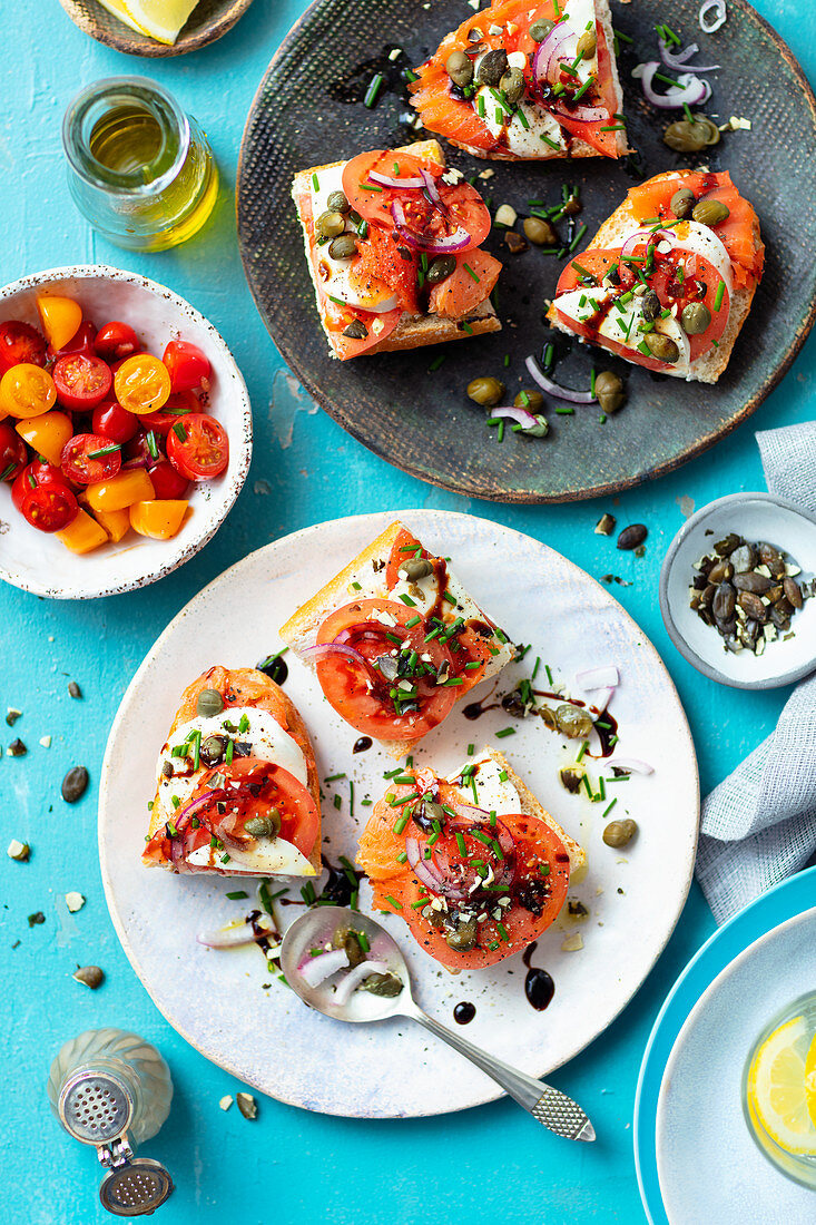 Sandwiches mit Mozzarella, Tomaten und geräuchertem Lachs