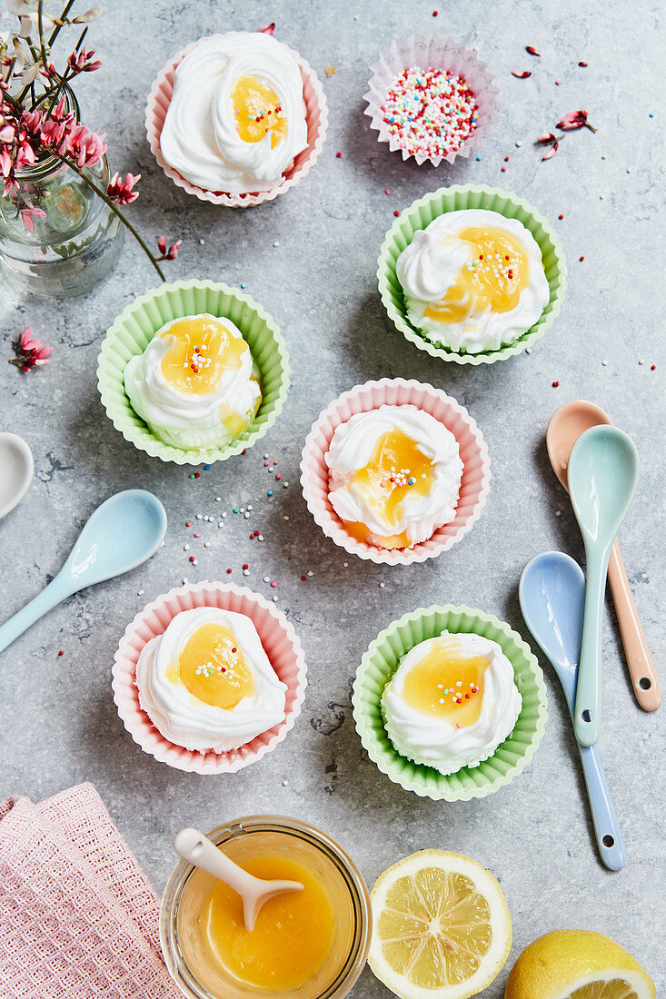 Meringues with lemon curd for Easter