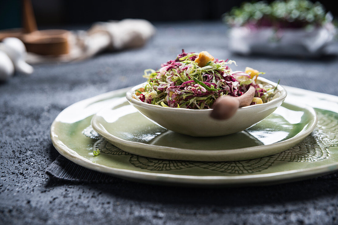 Radicchio-Rosenkohl-Salat mit Croûtons