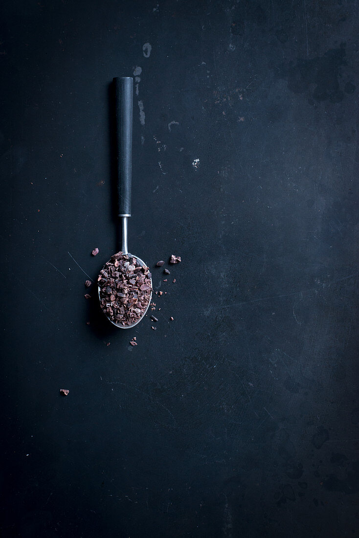 A spoon of cocoa beans