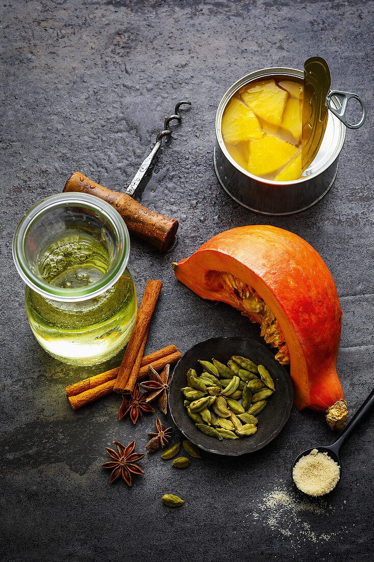 Zutaten für Winterpunsch mit Gewürzen, Ananas und Kürbis