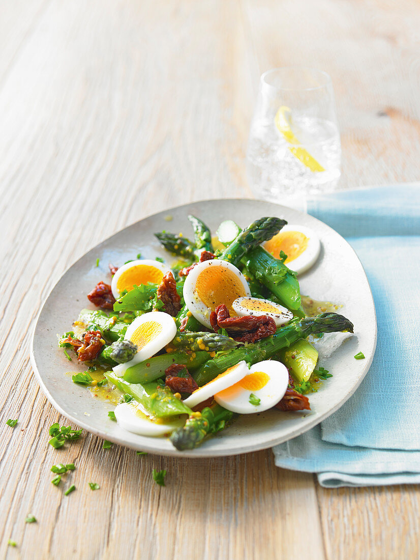 Green asparagus salad with eggs and dried tomatoes