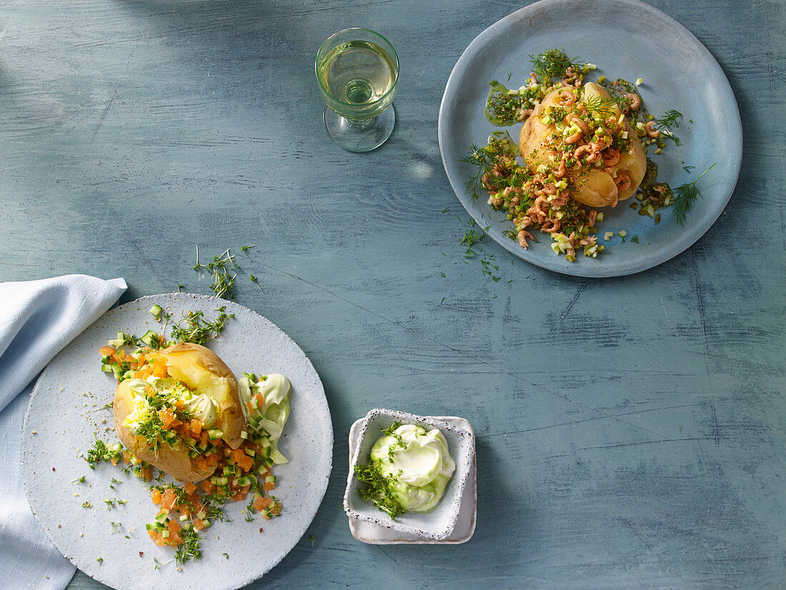 Baked Potatoe mit Gurken-Lachs-Tatar und Krabben-Apfel-Salat