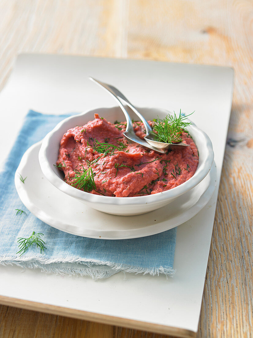 Beetroot hummus with dill