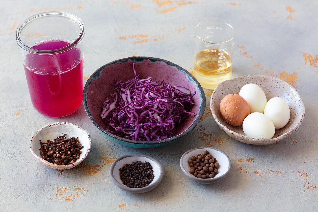 Red cabbage cooking water for marinating and colouring hard-boiled eggs