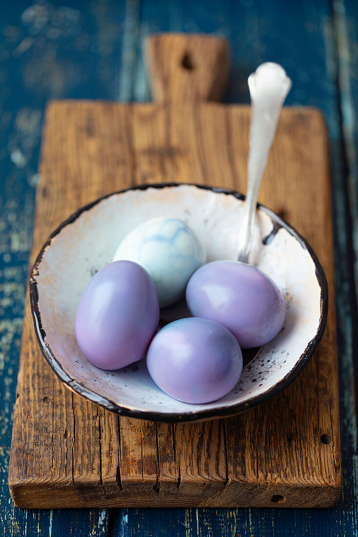 Mit Rotkohlkochwasser violett gefärbte hartgekochte Eier